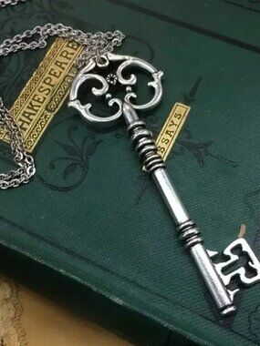 ⭐️ Elegant Silver Key Pendant Necklace New